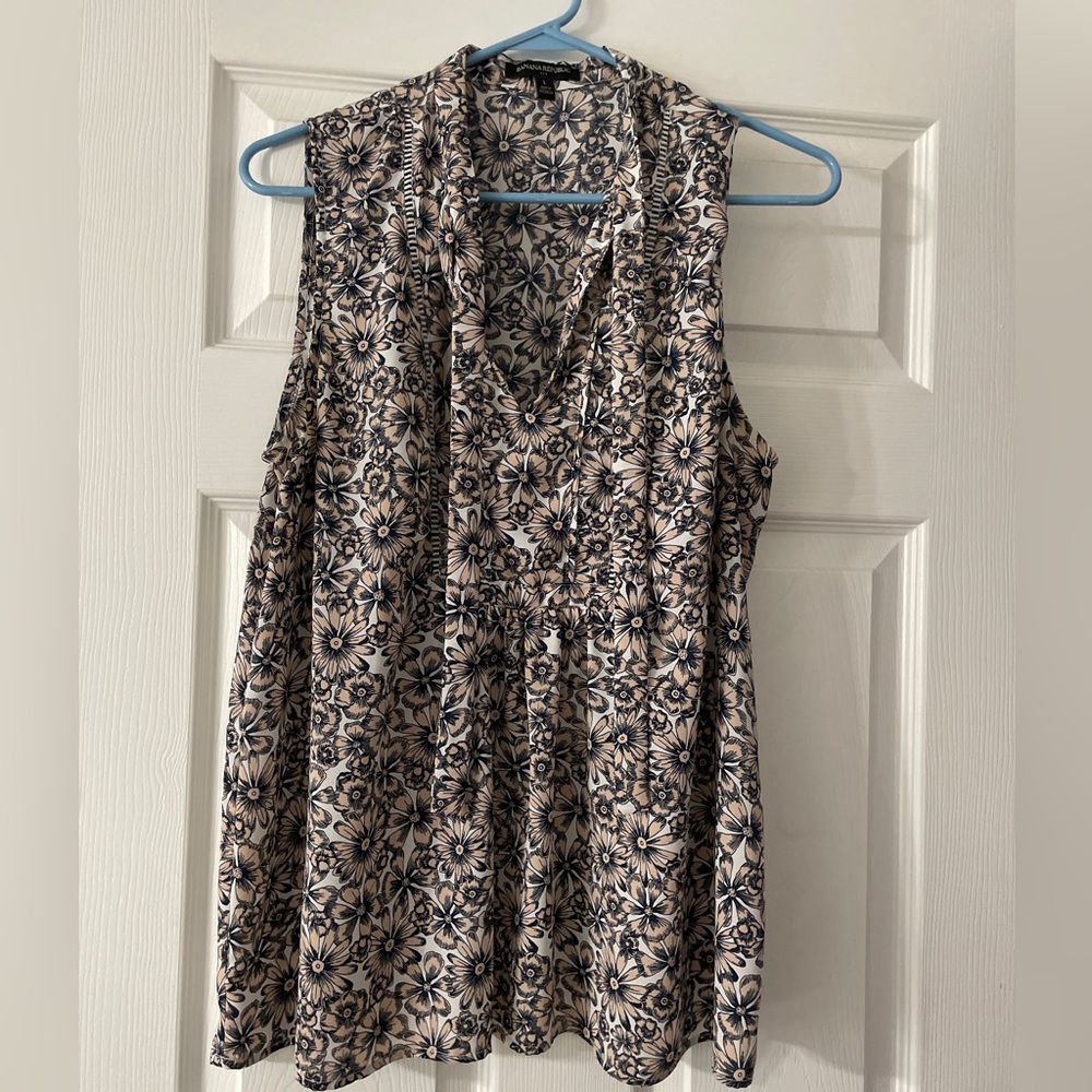 Banana Republic Navy, Beige, & White Floral Blouse w/ Tie in Front - Size Large
